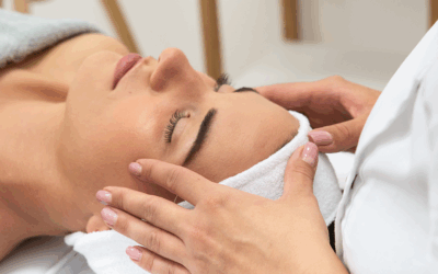 Masaż twarzy w kosmetologii – na czym polega i jakie przynosi efekty?