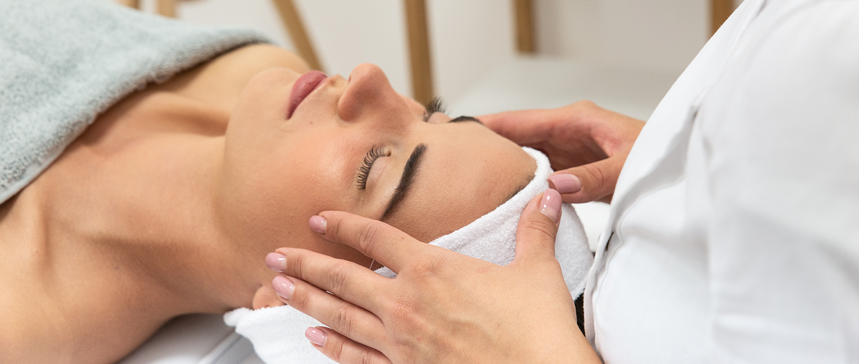 Masaz╠ç twarzy – zdje╠Ęcie g┼éowne masaż twarzy w kosmetyce