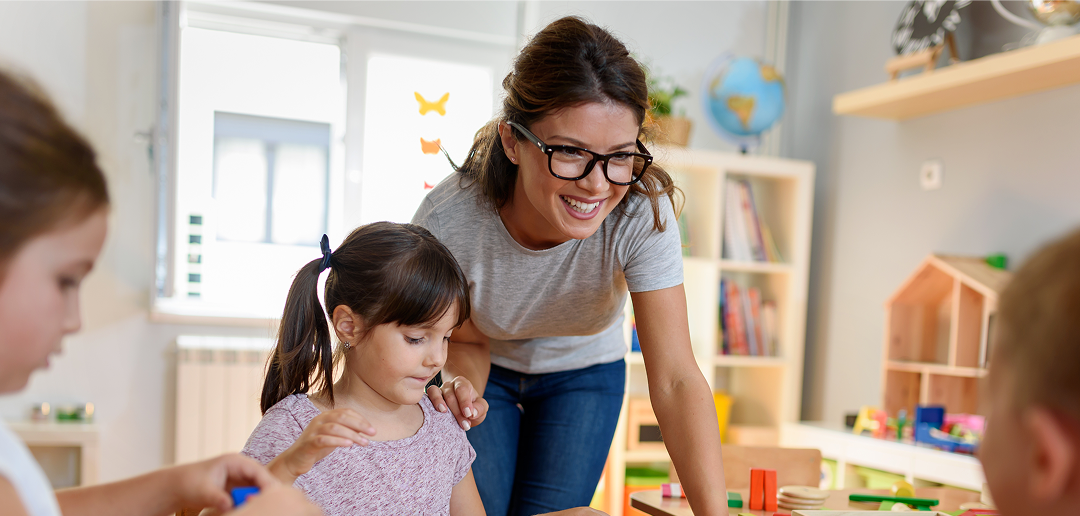 Nauczyciel przedszkola a pomoc nauczyciela przedszkola – czym różni się praca w tych zawodach?